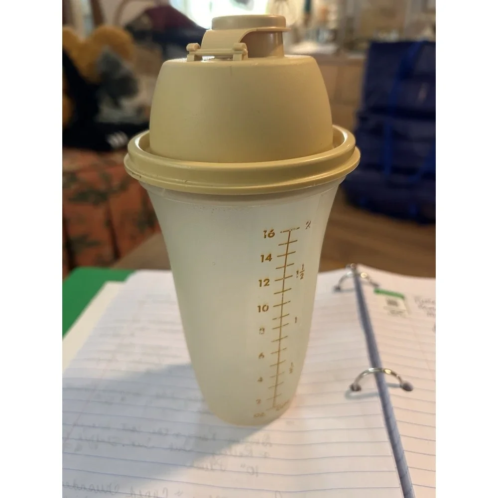 Tupperware QUICK SHAKE 16 oz Shaker Mixer Blender 844-12 Yellow 3 Pieces Vintage